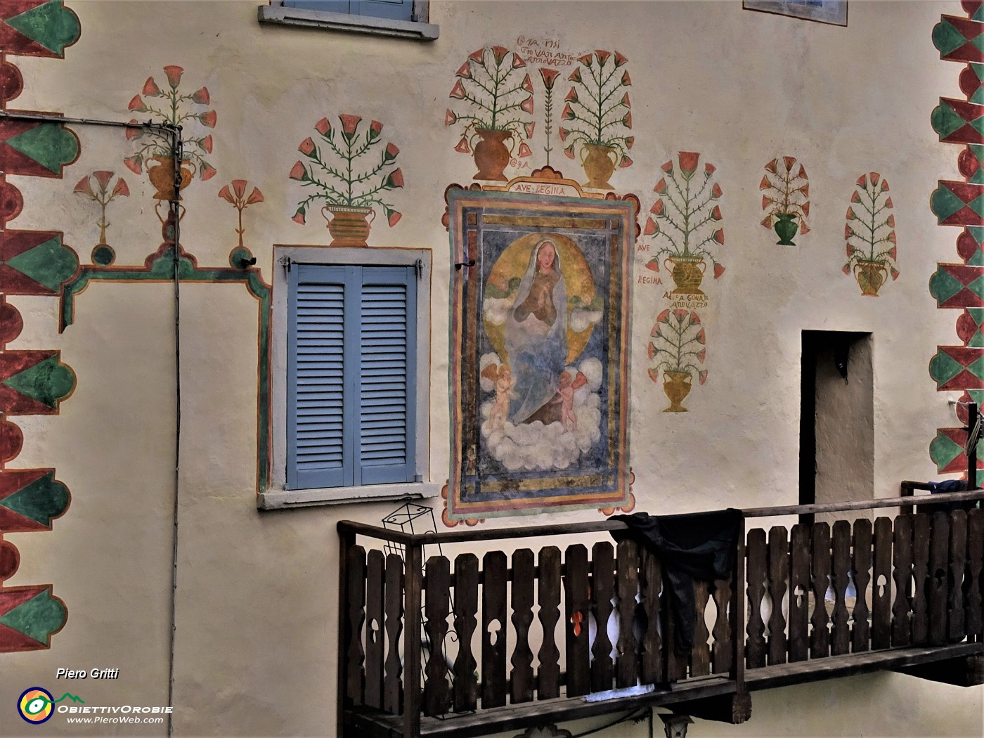 72 Belle decorazioni sulla facciata di casa GiovanAntonio Annovazzo.JPG
